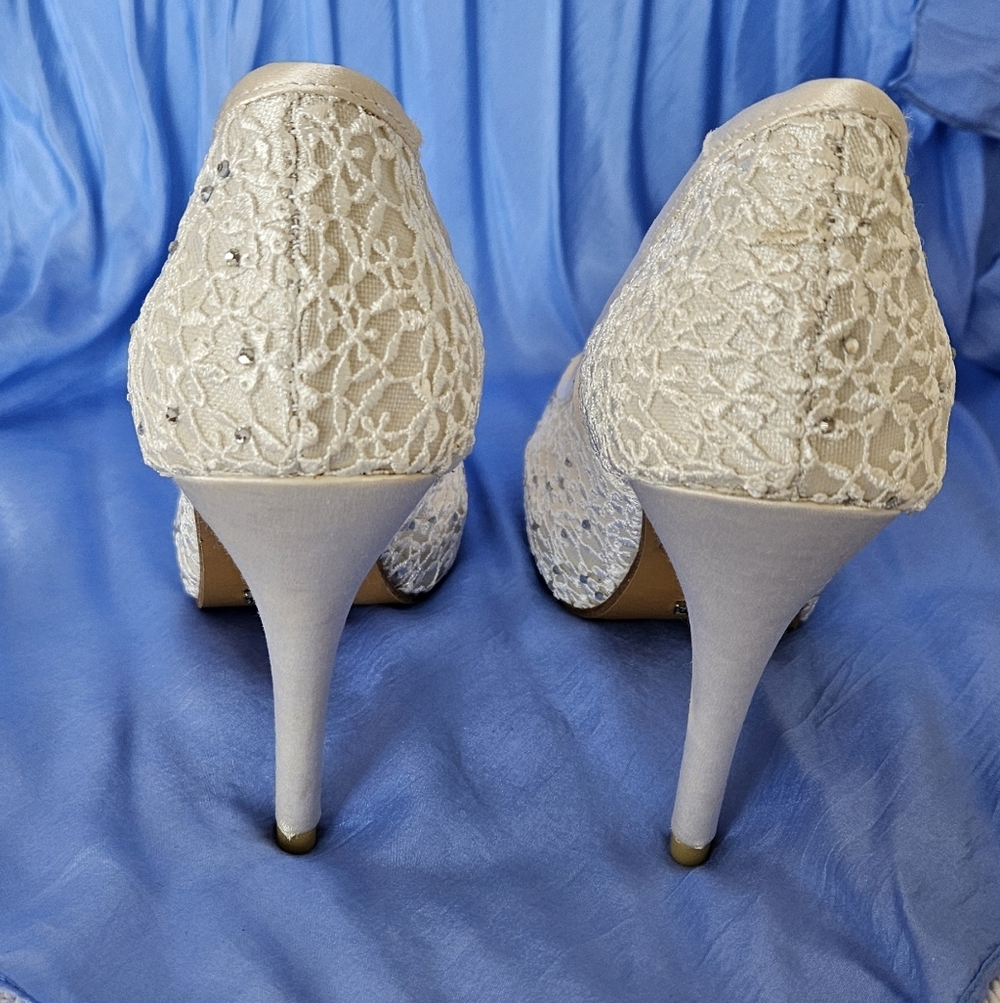 Menbur Ivory Lace Peep-Toe Stiletto Heels, Size 7 - Picture 2 of 5